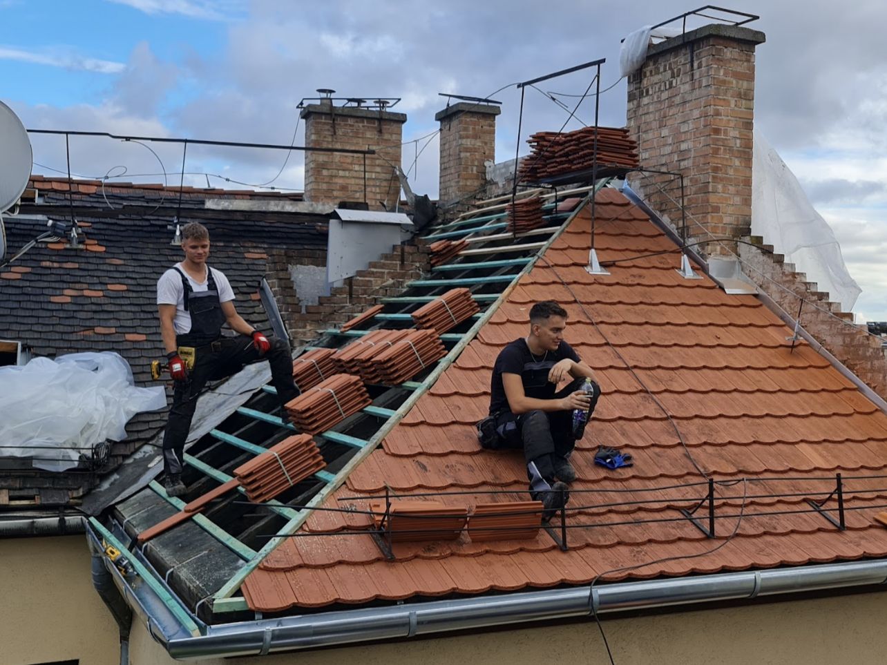 Csapat dolgozik tetőn